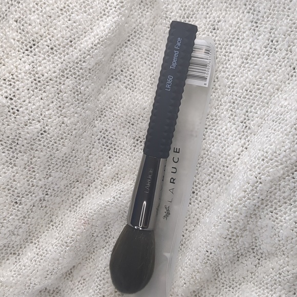LARUCE Beauty TAPERED FACE Brush LR360, One Brush w/Sleeve Shield - Picture 10 of 10